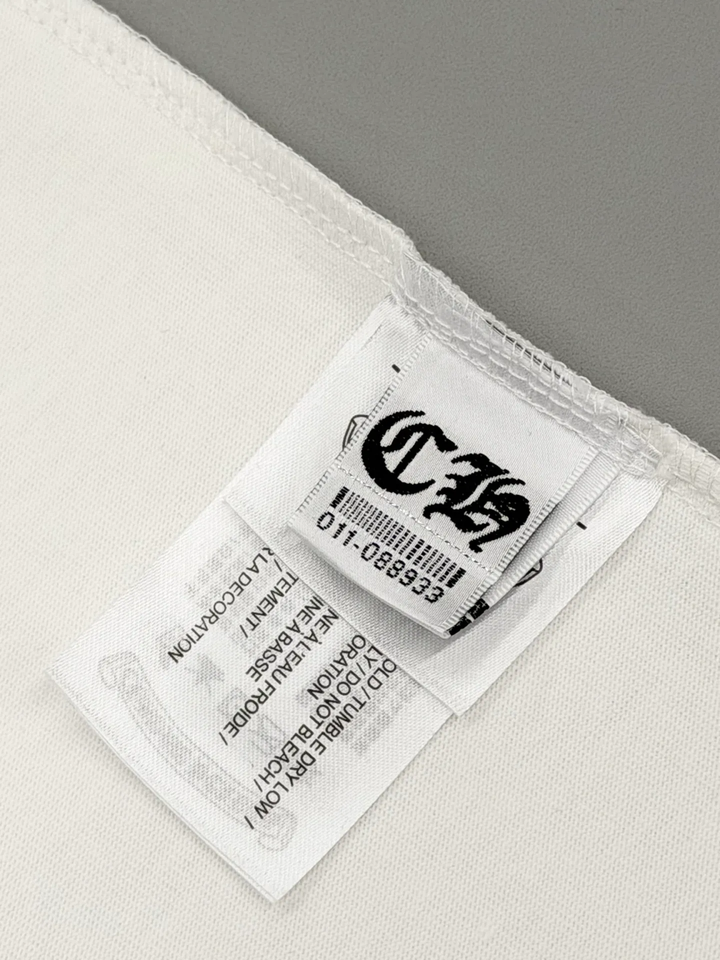 P170 [High Quality] Chrome hearts T-shirt short sleeve. The new model is embroidered with leather horseshoe logo on the front and back, and the back panel is designed with leather ten-rivet embroidery. High-end custom-made 32-count 285-gram fabric. Soft to the touch. Comfortable to wear. Exquisite stitching. Fine workmanship. The upper body effect is incomparably handsome! Same style for men and women Color: Black White Size: S to xL Size chart S: Shoulder width 51 - Bust 55 - Clothing length 70 M: Shoulder width 53 - Bust 57 - Clothing length 72 L: Shoulder width 55 - Bust 59 - Clothing length 74 XL: Shoulder width 57 - Bust 61 - Clothing length 76